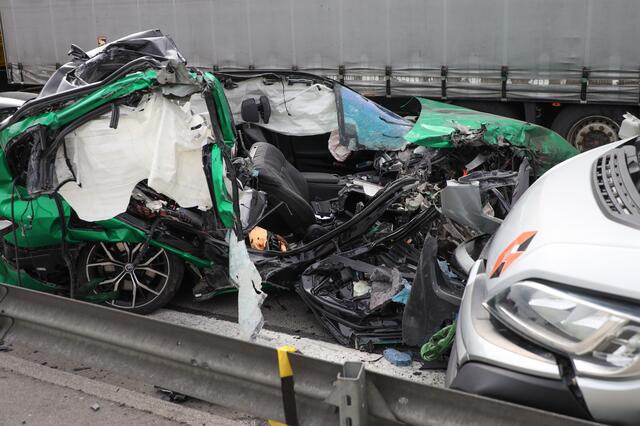 Ein Skoda wurde bei einem Crash auf der Welser Autobahn A25 komplett demoliert - wie durch ein Wunder gab es keine Todesopfer. | Foto: laumat.at