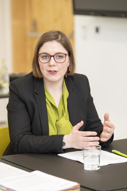 "Wir brauchen jede Frau am Arbeitsmarkt", weist Julia Aichhorn von der Jungen Industrie darauf hin, warum der Ausbau der Kinderbetreuung den maßgeblich auch den Arbeitsmarkt stärkt. | Foto: Foto Fischer