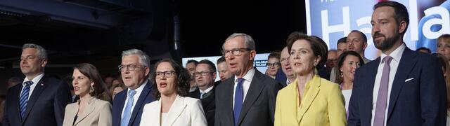 Beim ÖVP-"Auftakt zum Endspurt" bei der Landtagswahl sangen die Mitglieder der Landes- und Bundesregierung die Salzburger Landeshymne. | Foto: Franz Neumayr