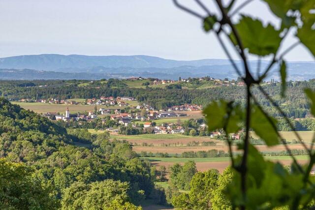 Die Gemeinde St. Peter am Ottersbach liegt zwischen sanften Hügeln eingebettet. | Foto: KEM