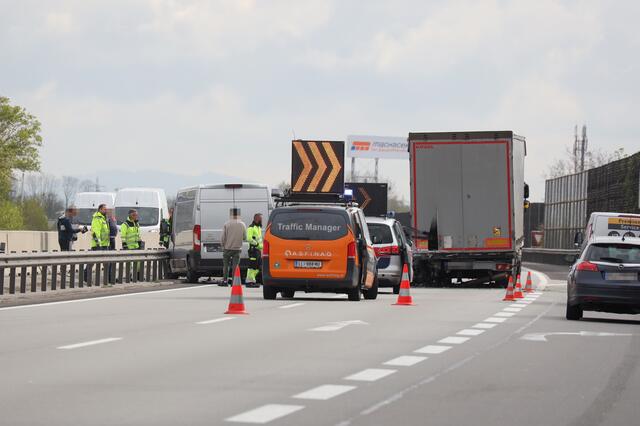 Ein Skoda wurde bei einem Crash auf der Welser Autobahn A25 komplett demoliert - wie durch ein Wunder gab es keine Todesopfer. | Foto: laumat.at