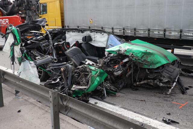 Ein Skoda wurde bei einem Crash auf der Welser Autobahn A25 komplett demoliert - wie durch ein Wunder gab es keine Todesopfer. | Foto: laumat.at