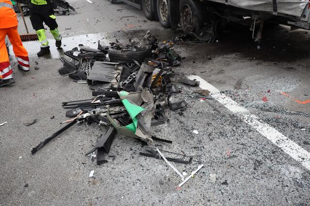 Ein Skoda wurde bei einem Crash auf der Welser Autobahn A25 komplett demoliert - wie durch ein Wunder gab es keine Todesopfer. | Foto: laumat.at