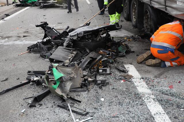 Ein Skoda wurde bei einem Crash auf der Welser Autobahn A25 komplett demoliert - wie durch ein Wunder gab es keine Todesopfer. | Foto: laumat.at