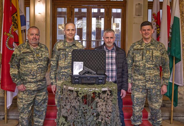 Offizielle Übergabe des digitalen Trainingssystems an die HUAk Enns: von li. nach re.: Oberst M. Riedl, Vizeleutnant G. Weihs, Andreas Reiter, Geschäftsführer reproo equipment &amp; training GmbH und Kommandant der HUAk Klaus Klingenschmid. | Foto: HUAk Enns