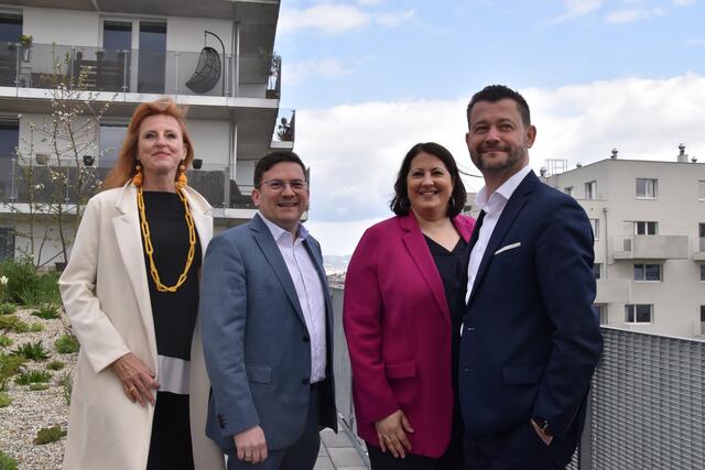 Isabella Jandl vom wohnwervice Wien, Bezirksvorsteher Wilfried Zankl, Vizebürgermeisterin Kathrin Gaál (beide SPÖ) und Gregor Puscher vom wohnfonds wien. | Foto: Karl Pufler