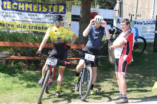 Vor dem Start wurde Helm, Brille und Fahrrad gecheckt. | Foto: Robert Wild
