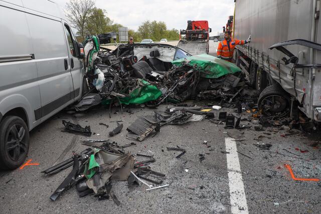 Ein Skoda wurde bei einem Crash auf der Welser Autobahn A25 komplett demoliert - wie durch ein Wunder gab es keine Todesopfer. | Foto: laumat.at