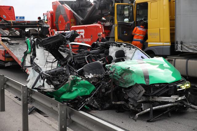 Ein Skoda wurde bei einem Crash auf der Welser Autobahn A25 komplett demoliert - wie durch ein Wunder gab es keine Todesopfer. | Foto: laumat.at