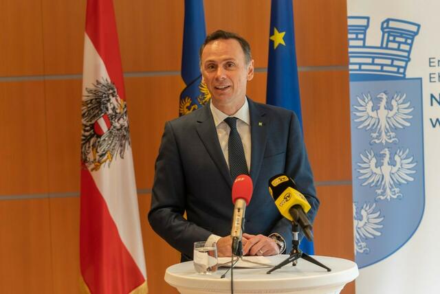 ÖVP-Klubobmann Jochen Danninger informiert über die blau-gelbe Kinderbetreuungsoffensive | Foto: Clemens Langstadlinger