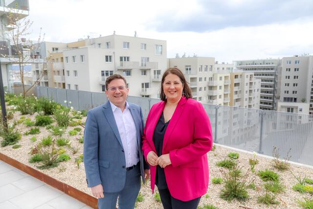 Vizebürgermeisterin Kathrin Gaál und Bezirksvorsteher Wilfried Zankl (beide SPÖ) auf der allgemeinen Dachterrasse im zehnten Stock in der Wolfganggasse. | Foto: PID/Christian Fürthner