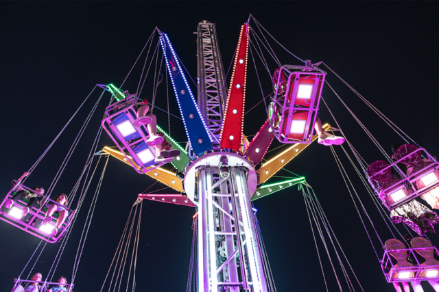 Ab 26. Mai heißt es beim Volksfest wieder: Fahrchips kaufen, einsteigen, zusteigen.  | Foto: Bernd Berger