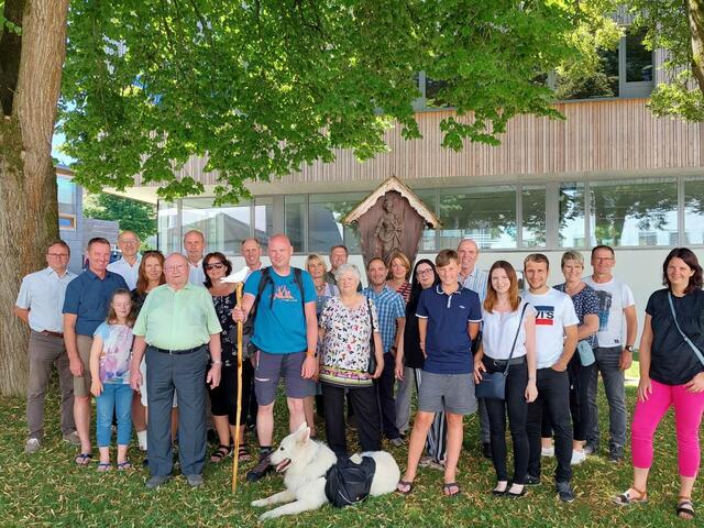 Verabschiedung von Familie und Nachbarn. | Foto: Michael Eichlberger