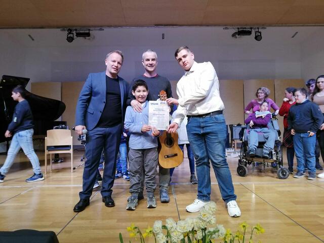 Die Schüler Leon und Riccardo freuen sich über die Urkunde | Foto: ASO Ollern
