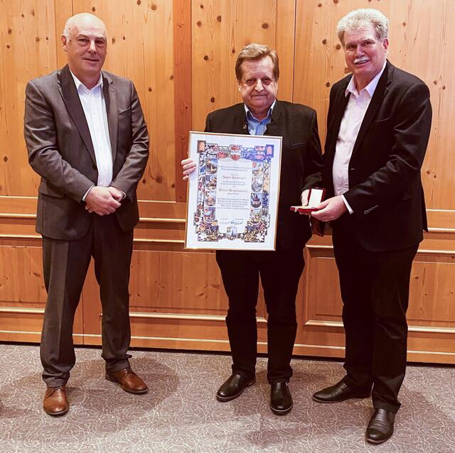 Bei der Mitgliederversammlung des Österreichischen Imkerbundes (ÖIB): Herbert Vitzthum, Johann Gaisberger und Reinhard Hetzenauer. | Foto: OÖ Landesverband für Bienenzucht