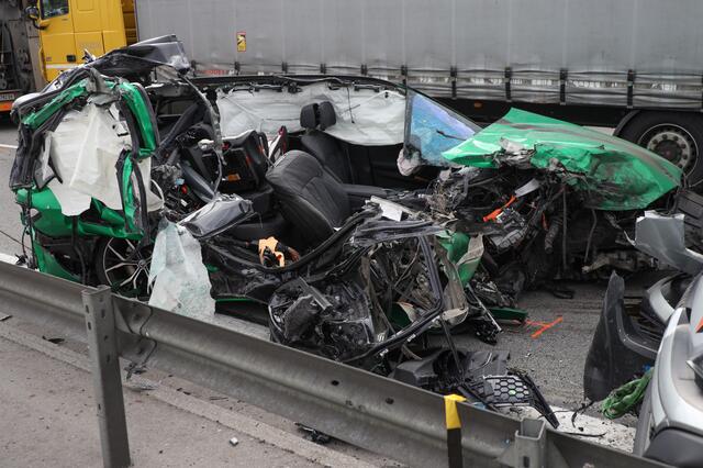 Ein Skoda wurde bei einem Crash auf der Welser Autobahn A25 komplett demoliert - wie durch ein Wunder gab es keine Todesopfer. | Foto: laumat.at