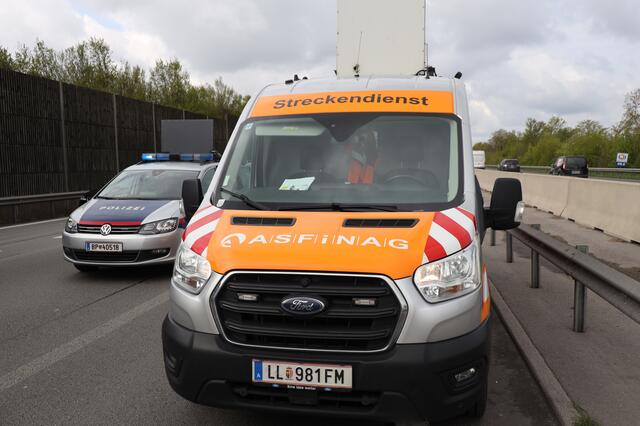 Ein Skoda wurde bei einem Crash auf der Welser Autobahn A25 komplett demoliert - wie durch ein Wunder gab es keine Todesopfer. | Foto: laumat.at