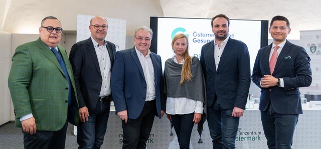 Freuen sich über den neuen Vertrag: Dietmar Bayer, Josef Harb, Vinzenz Harrer, Juliane Bogner-Strauß, Michael Sacherer, Alexander Moussa (v.l.).

  | Foto: Land Steiermark/Binder