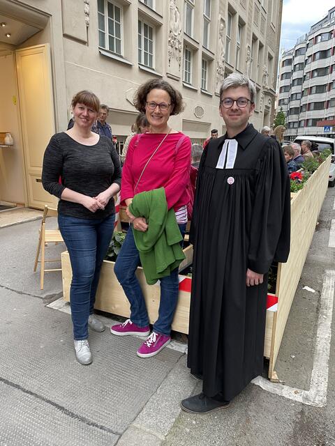 Kuratorin Regina Schmid, Stv. Bezirksvorsteherin Josefa Molitor-Ruckenbauer, Pfarrer Stefan Fleischner-Janits. | Foto: Messiakapelle
