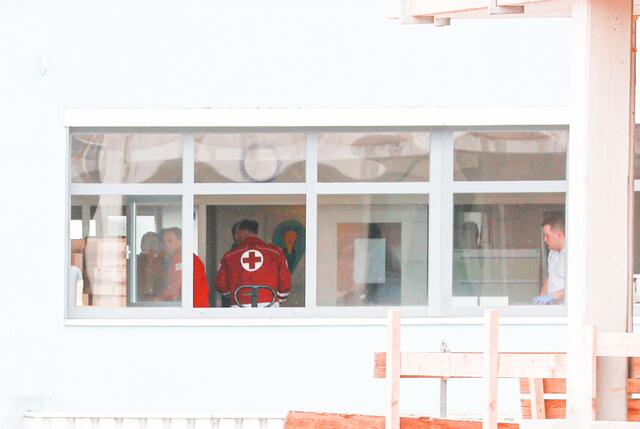Die Rettung brachte die Verletzten ins Landeskrankenhaus. | Foto: Neumayr