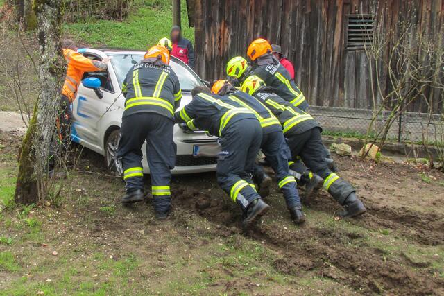 Fahrzeugbergung in Bad Goisern mit reiner Muskelkraft. | Foto: FF Bad Goisern
