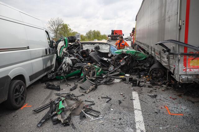 Ein Skoda wurde bei einem Crash auf der Welser Autobahn A25 komplett demoliert - wie durch ein Wunder gab es keine Todesopfer. | Foto: laumat.at