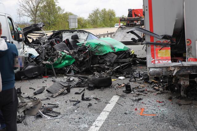Ein Skoda wurde bei einem Crash auf der Welser Autobahn A25 komplett demoliert - wie durch ein Wunder gab es keine Todesopfer. | Foto: laumat.at