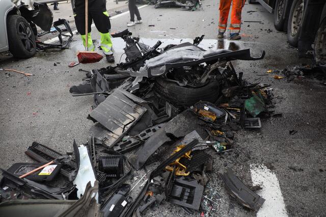 Ein Skoda wurde bei einem Crash auf der Welser Autobahn A25 komplett demoliert - wie durch ein Wunder gab es keine Todesopfer. | Foto: laumat.at