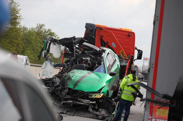 Ein Skoda wurde bei einem Crash auf der Welser Autobahn A25 komplett demoliert - wie durch ein Wunder gab es keine Todesopfer. | Foto: laumat.at
