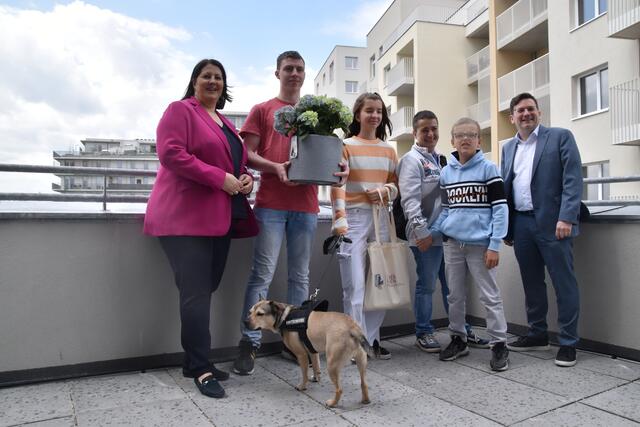 Vizebürgermeisterin Kathrin Gaál (l) und Bezirksvorsteher Wilfried Zankl (r) mit Familie Meidlinger. | Foto: Karl Pufler