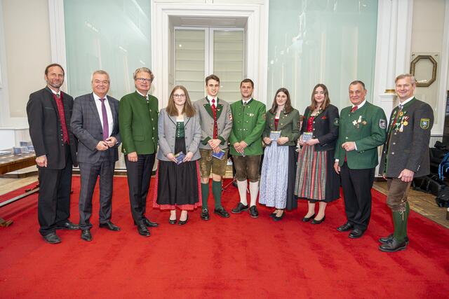 Die Träger der Leistungsabzeichen in Gold  aus dem Musikbezirk Liezen (Mitte) mit (v.l.n.r.) Landeskapellmeister Manfred Rechberger, LH-Stv. Anton Lang, LH Christopher Drexler, Landesobmann Erich Riegler, Landesjugendreferent Thomas Brunner | Foto: Fischer