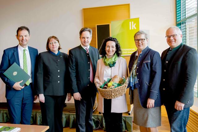 Personen am Foto v.l.n.r.:
Kammerdirektor DI Franz Raab, Mag. Doris Stilgenbauer, Präsident Abg.z.NR Johannes Schmuckenschlager, Landeskammerrätin Waltraud Ungersböck, Landeskammerrätin Annette Glatzl, Bezirksbauernkammerobmann Thomas Handler
 | Foto: LK NÖ/Eva Lechner