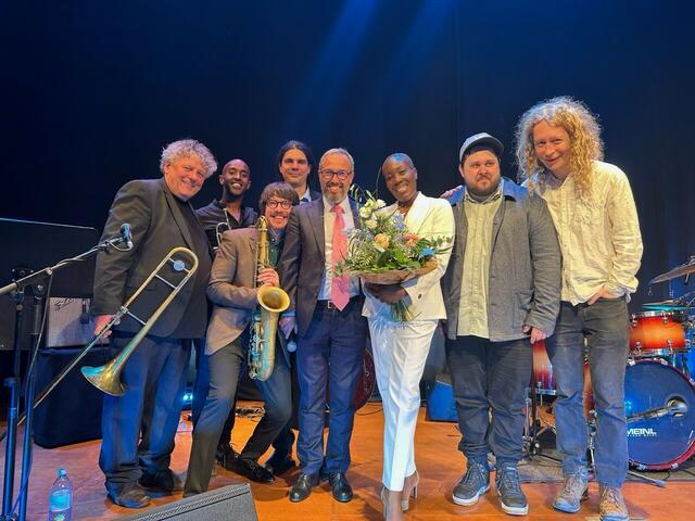Chanda Rule mit der Sweet Emma Band und Lions Hausruck Präsident Hans-Georg Börtlein. | Foto: Lions Hausruck