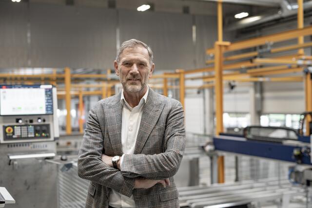 Strasser Steine-Geschäftsführer Johannes Artmayr in der neuen Produktionshalle. | Foto: Strasser Steine