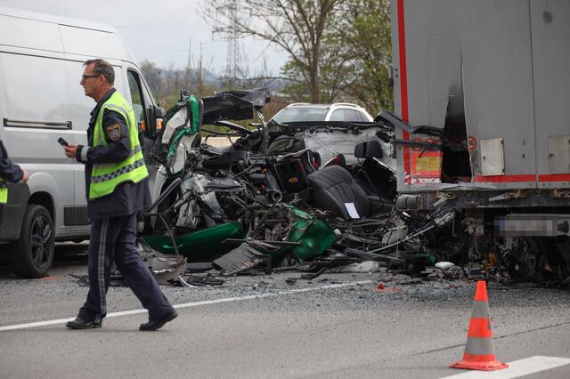 Ein Skoda wurde bei einem Crash auf der Welser Autobahn A25 komplett demoliert - wie durch ein Wunder gab es keine Todesopfer. | Foto: laumat.at