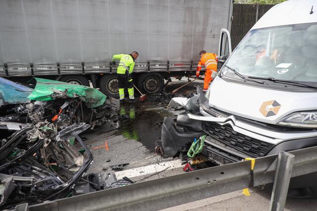 Ein Skoda wurde bei einem Crash auf der Welser Autobahn A25 komplett demoliert - wie durch ein Wunder gab es keine Todesopfer. | Foto: laumat.at