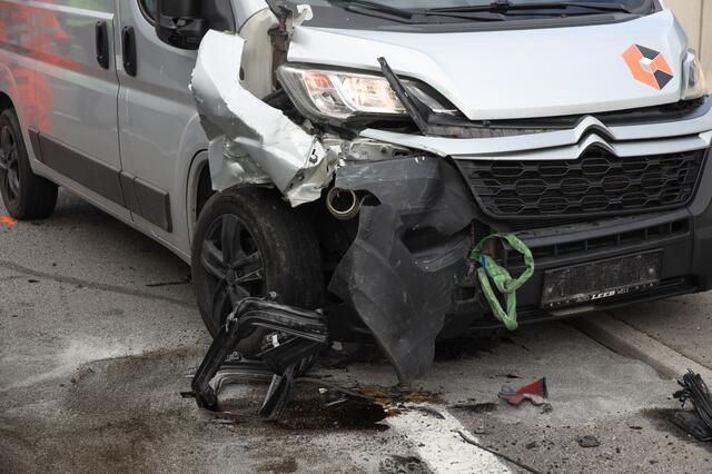 Ein Skoda wurde bei einem Crash auf der Welser Autobahn A25 komplett demoliert - wie durch ein Wunder gab es keine Todesopfer. | Foto: laumat.at