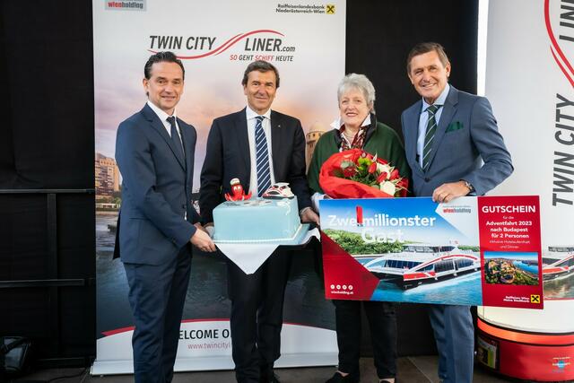 Kurt Gollowitzer, Reinhard Karl, Elisabeth Schweiger und Peter Hanke (v.l.) bei der Gutscheinübergabe. | Foto: David Bohmann