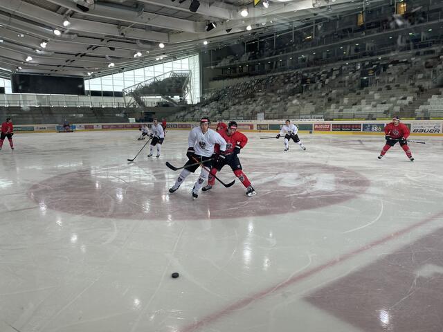 Hier spielen die österreichischen Eishockey-Stars noch gegeneinander. Bald schon werden sie gemeinsam die WM-Bühne betreten. | Foto: David Hofer