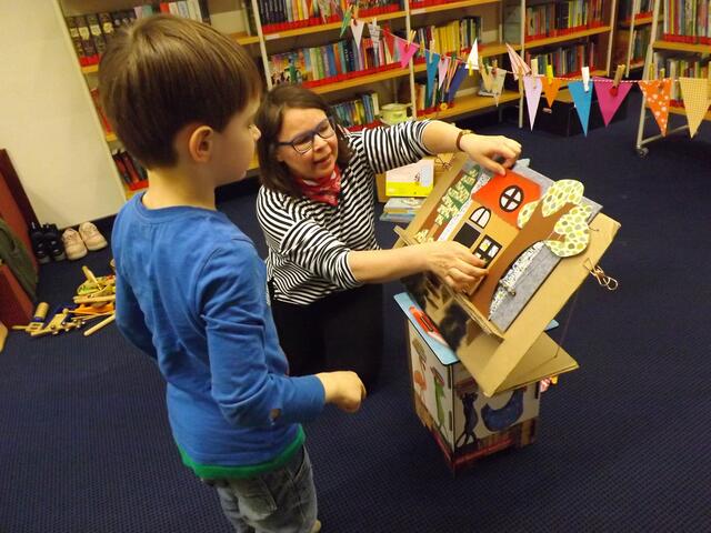 Den Kindern wurde bei der Bücherperformance einiges geboten. | Foto: Stadtbibliothek Hermagor