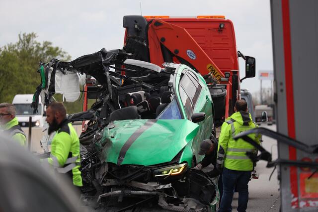 Der grüne Skoda wurde in alle Einzelteile zerlegt - wie durch ein Wunder wurde der Lenker nur leicht verletzt. | Foto: laumat.at