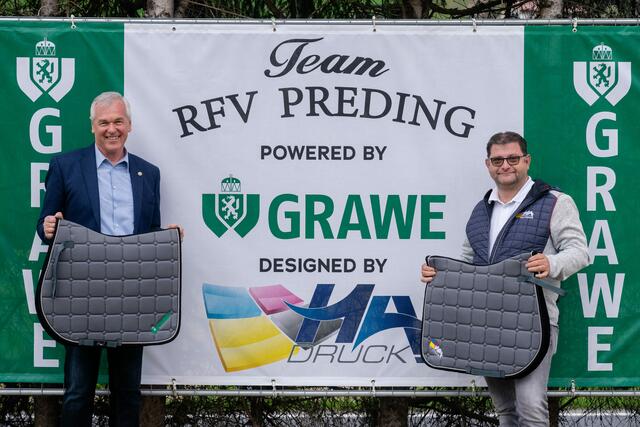 Harald Uedl (Grawe Versicherung) und Andreas Holzmann (HA Druck) sorgen dafür, dass die Predinger Teammitglieder heuer sicher und top ausgestattet im Sattel sitzen. | Foto: Johannes Sommer/agentur-herzblut.at