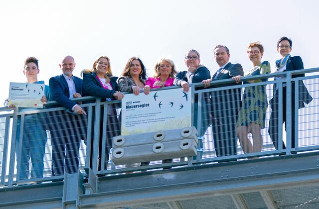 Bildungsdirektor Heinz Josef Zitz, LR Daniela Winkler, Neusiedls Bürgermeisterin LAbg. Elisabeth Böhm, LH-Stv. Astrid Eisenkopf, Hannes Nitzinger, Direktor der BHAK/BHAS Neusiedl, Initiatorin und Lehrerin Susanne Schmidt und Alexandra Laminger, Direktorin der Pannoneum Wirtschafts- und Tourismusschule präsentieren gemeinsam mit Schülerinnen und Schülern die an den Fluchtstiegen angebrachten Nistkästen und Schautafeln.  | Foto: LMS Burgenland