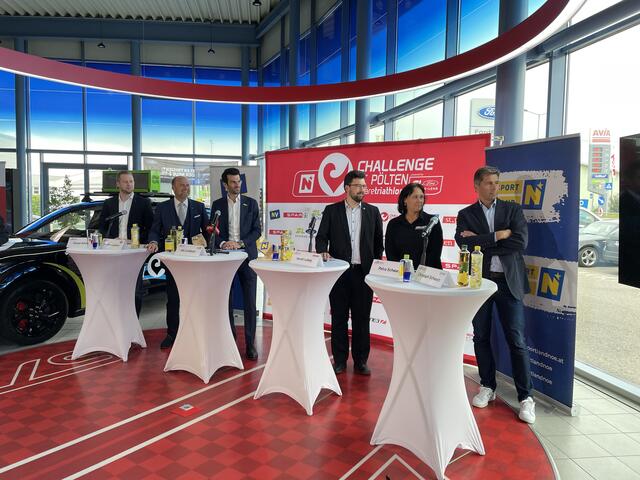 Florian Schirak, Bernhard Lackner, Udo Landbauer, Harald Ludwig, Petra und Christoph Schwarz bei der Pressekonferenz. | Foto: Tanja Handlfinger