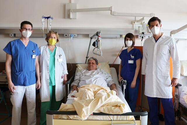 Das Thoraxzentrum im Universitätsklinikums Krems zeichnet sich durch interdisziplinäre Zusammenarbeit und den Einsatz modernster Technologie aus. Genau diese Expertise rettete einem Patienten nun das Leben.
OA Dr. Michael Reiter, Prim. Dr. Elisabeth Stubenberger, der Patient, Bettina Starkl, Prim. Dr. Domagoj Javor | Foto: Uniklinikum Krems