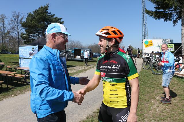 Der Grüne Landtagsabgeordneter Georg Ecker war im Profi-Shirt von Radprofi Bernhard Kohl mit dabei. | Foto: Robert Wild