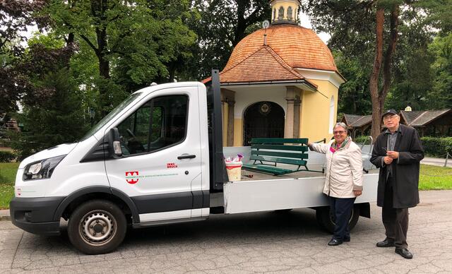 Im Einsatz für die "Schönheit" Innsbruck, Hermann Hell mit der IVV-Bank und BR Klara Neurauter | Foto: Peter Bock