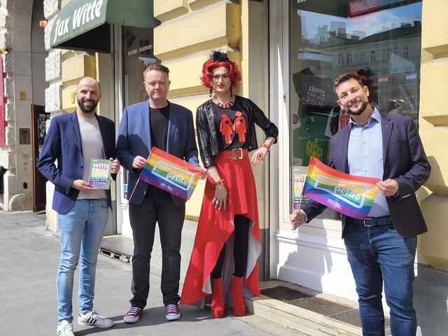 V.l.n.r.: WITTE-Geschäftsführer Günther Haas, SOHO-Vorsitzender Mario Lindner (SPÖ), Candy Licious und Bezirksvorsteher Markus Rumelhart (SPÖ).  | Foto: Salme Taha Ali Mohamed