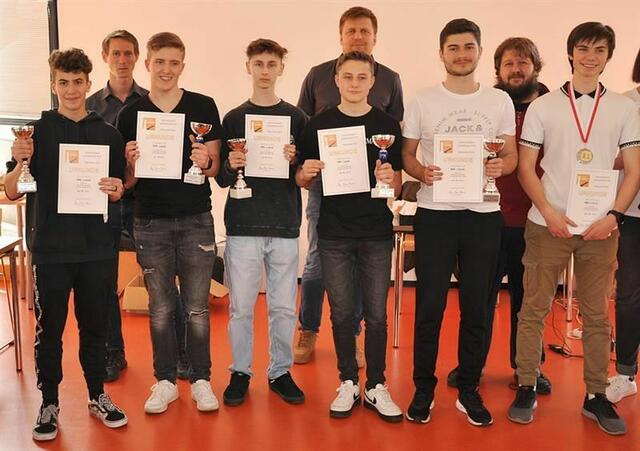 Das erfolgreiche Team der HAK Lienz: v.v.l. Laurin Unterweger, Jakob Golger, Julian Schranzhofer, Marcel Schilcher und Simon Lugger (und ein Schüler des BG/BRG) mit Schulschachreferent Hannes Amon und den Schiedsrichtern Armin Baumgartner und Stefan Ranner (h.v.l. ). | Foto: HAK Lienz