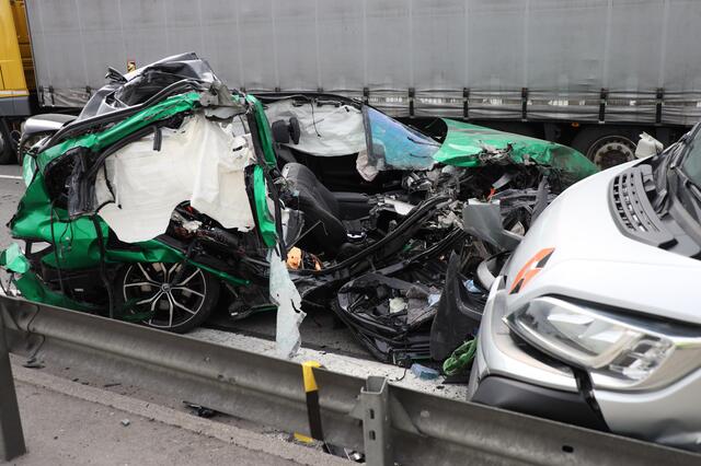 Ein Skoda wurde bei einem Crash auf der Welser Autobahn A25 komplett demoliert - wie durch ein Wunder gab es keine Todesopfer. | Foto: laumat.at